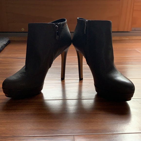 VINCE CAMUTO - NWOT Nappa Soft Leather Platform Heels in Davy’s Gray - Picture 3 of 9